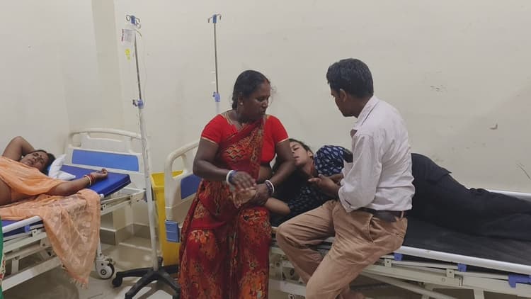 Giridih News :पुल से नीचे गिरी कार के उड़े परखच्चे, चार घायल