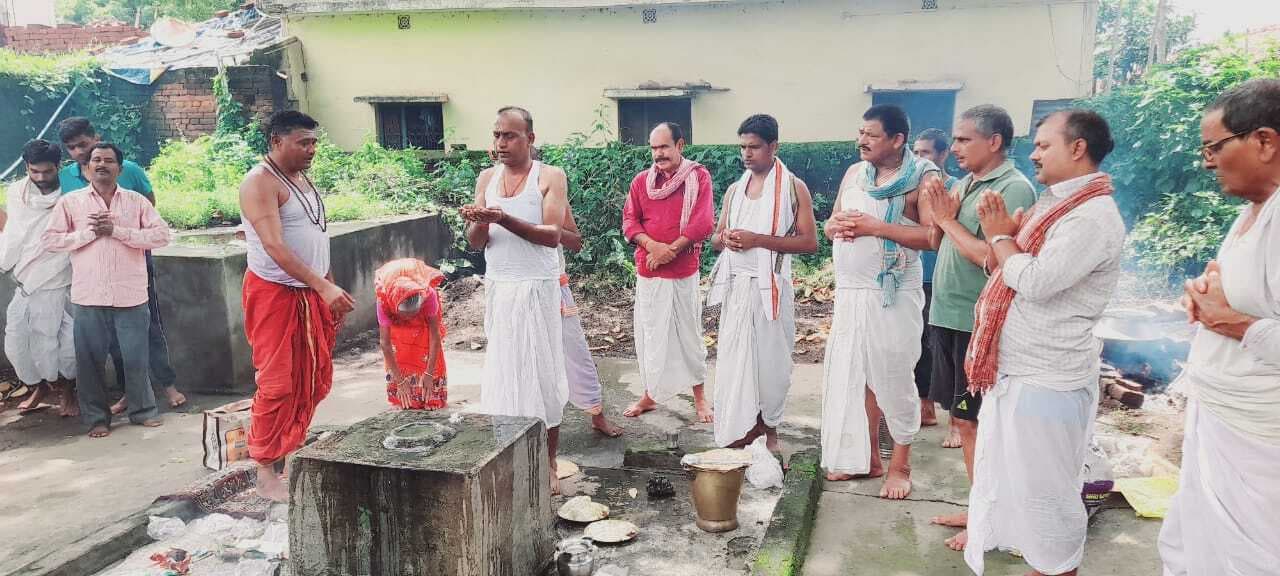 सारठ : बाबा दुबे मंदिर में धूमधाम से हुई वार्षिक पूजा