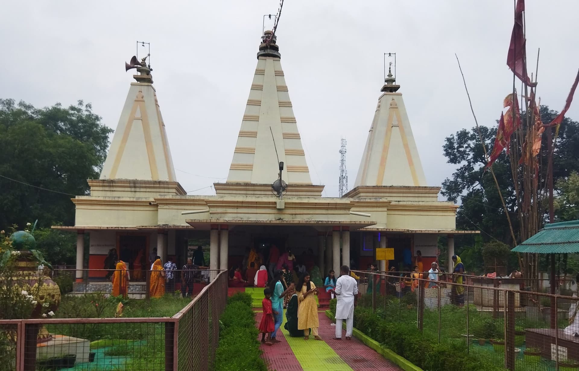 Bokaro News : पहली साेमवारी पर शिवालयों में उमड़े श्रद्धालु