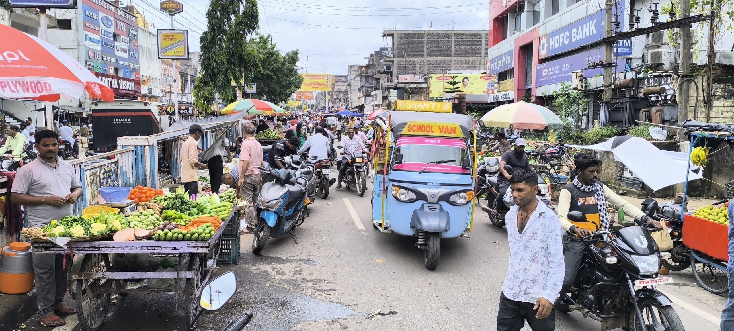 Giridih News :सड़कों पर सजती हैं दुकानें, जाम से आवागमन में परेशानी