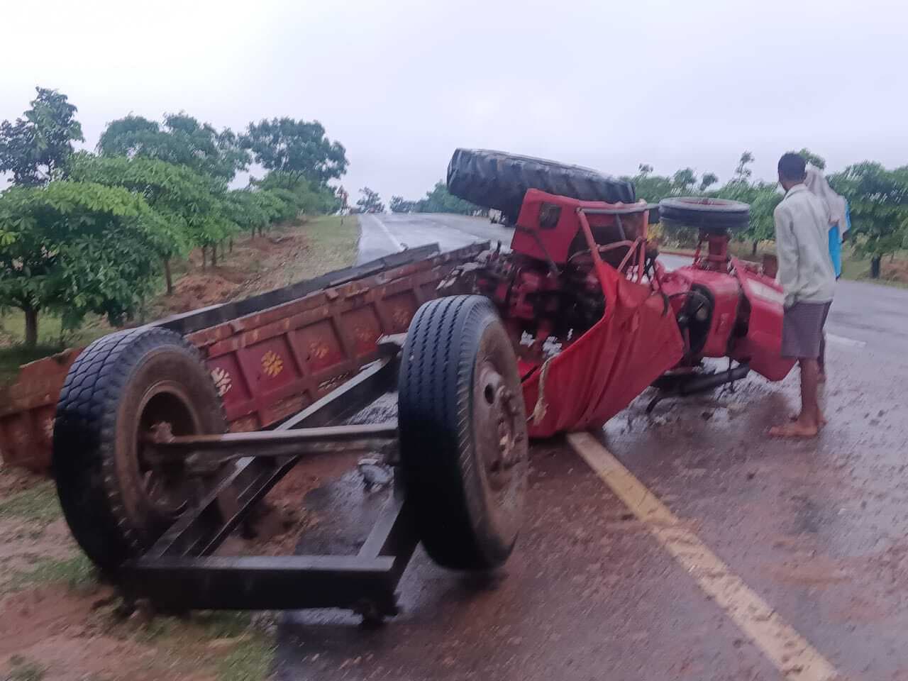 चावल लदा ट्रक व ट्रैक्टर की जोरदार टक्कर, दोनों वाहनों का चालक घायल