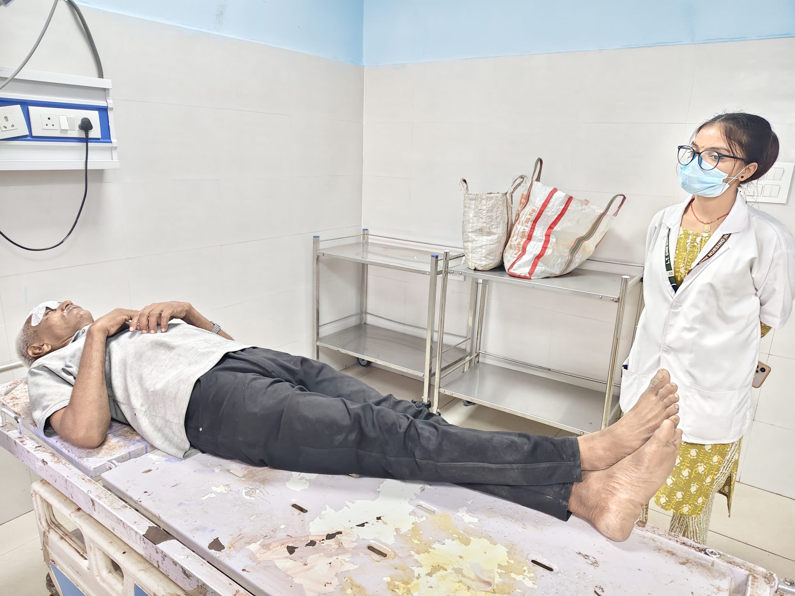 सीढ़ी बनाने के विवाद में बहू ने ससुर को पीटा