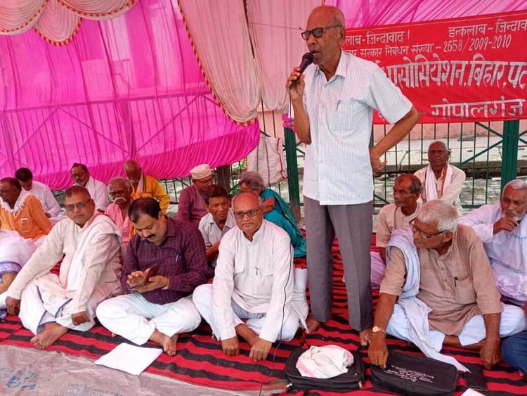 यूनिफाइड पेंशन स्कीम के खिलाफ धरना पर जमकर गरजे पेंशनर्स, रेलवे कंसेशन की सुविधा कोरोना काल में बंद होने के बाद बुजुर्ग परेशान