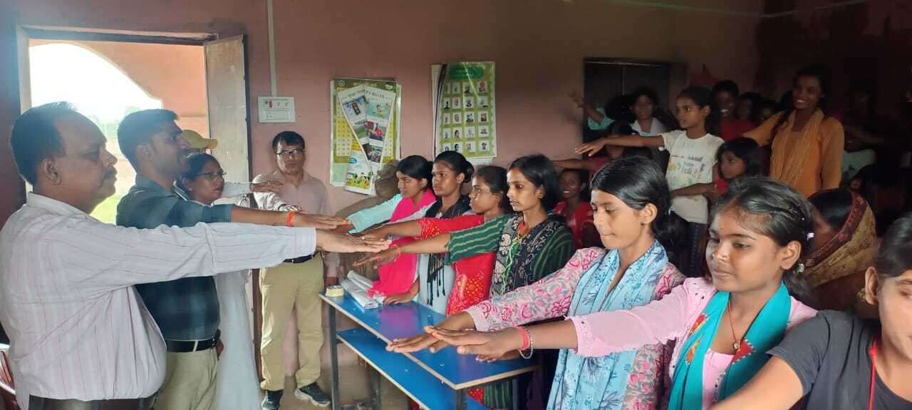रोकथाम के लिए बाल-विवाह का बहिष्कार करें किशोर-किशोरी