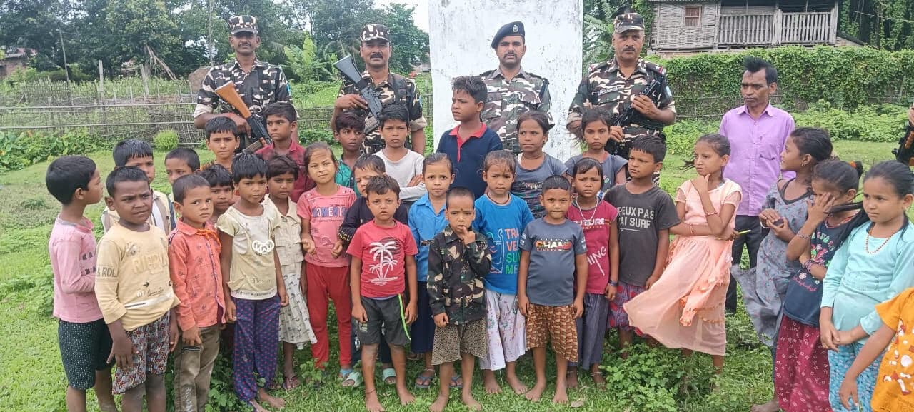 छात्रों को सीमा सुरक्षा व जवानों की जिम्मेदारियों की दी गयी जानकारी