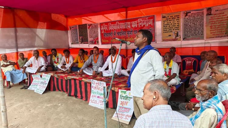 भूमि अधिग्रहण में तेजी लाने की मांग को लेकर भूख हड़ताल