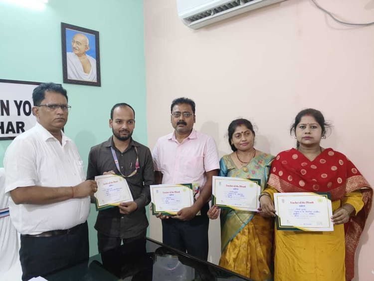 टीचर्स ऑफ द मंथ अवार्ड के लिए चयनित चार शिक्षकों को मिला सम्मान