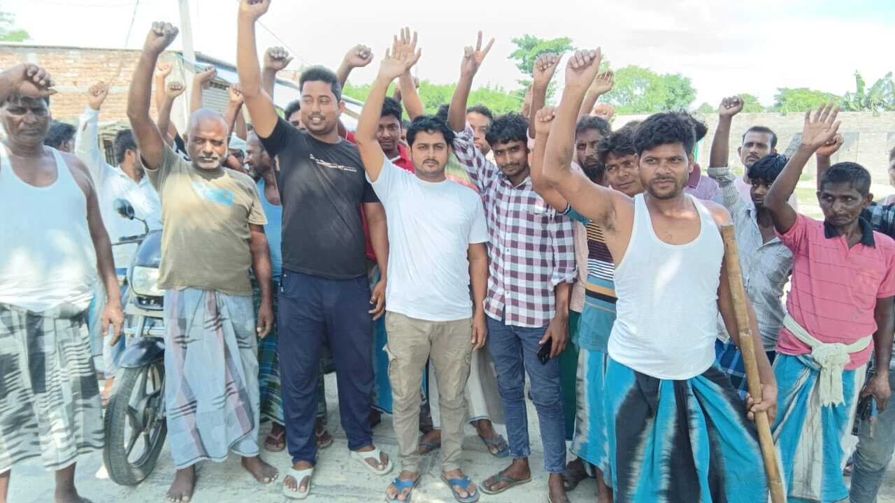 जर्जर बिजली तार बदलने की मांग को लेकर किया प्रदर्शन