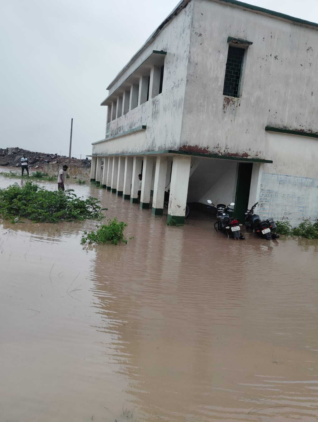 तुलसीडाबर प्राथमिक विद्यालय में घुसा बारिश का पानी, क्लास रूम बना तालाब, पढ़ाई बाधित