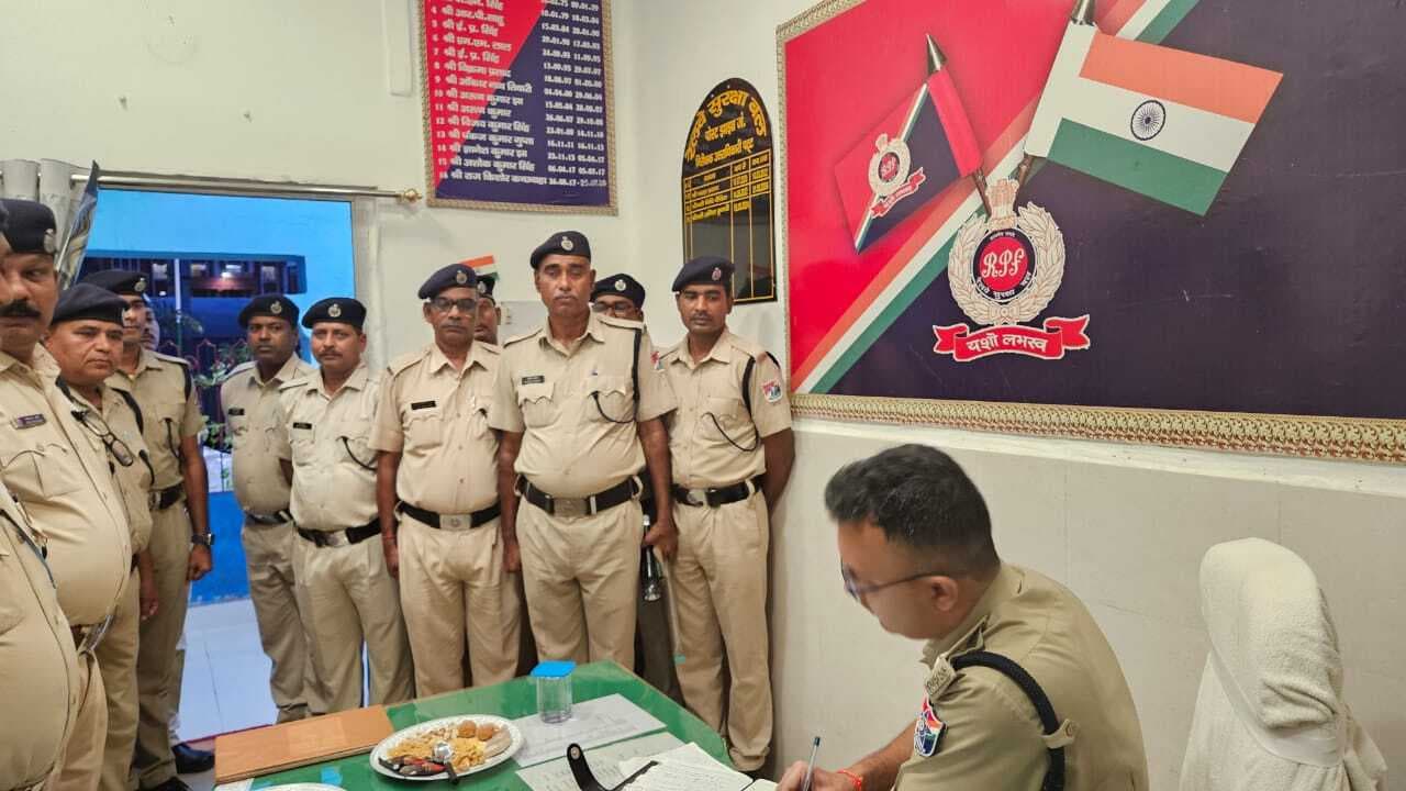 वरीय कमांडेंट ने आरपीएफ पोस्ट का किया निरीक्षण