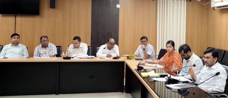 मानक के अनुसार गुणवत्ता अनुरूप ससमय खाद्यान्न उपलब्ध कराये : डीएम