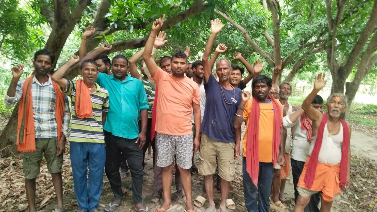 Madhubani News : पिपरौंन में खरंजा उखाड़ने पर ग्रामीणों ने किया प्रदर्शन