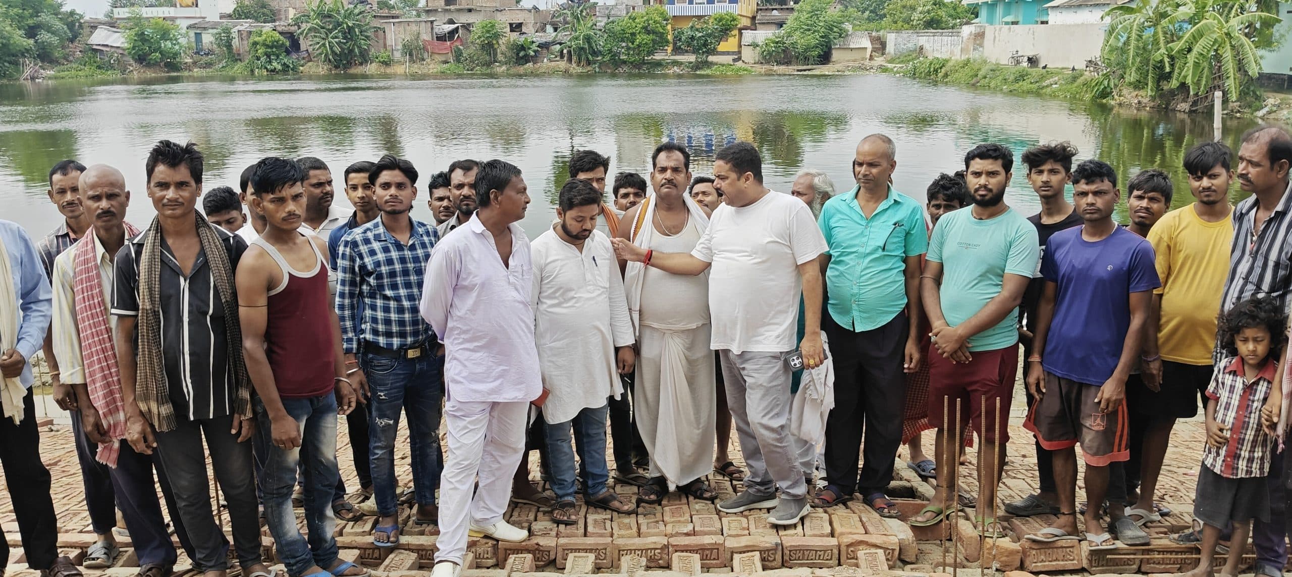 Madhubani News : अनियमितता का आरोप लगा तालाब घाट का निर्माण रोका