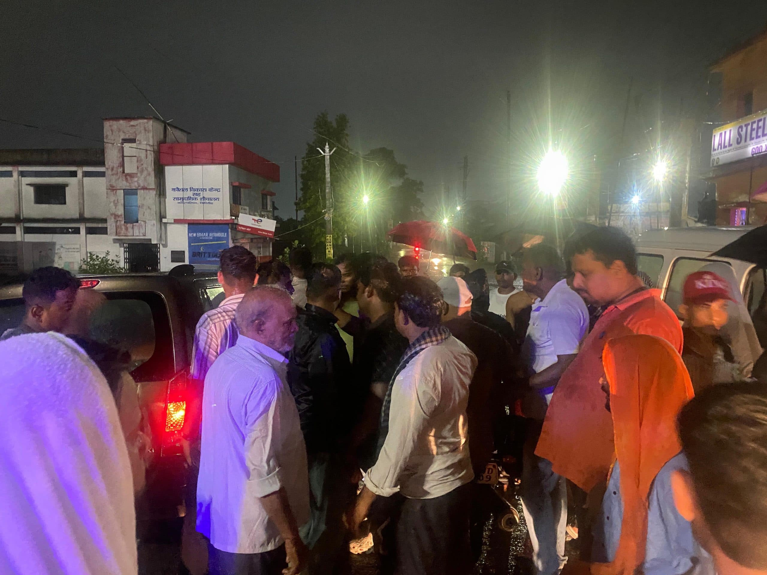 GIRIDIH NEWS: बस स्टैंड पर प्रेमी युगल से मारपीट, युवती को छोड़कर फरार हुआ युवक