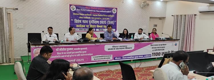 कोई भी पात्र मतदाता सूची से न रहें वंचित: डीएम