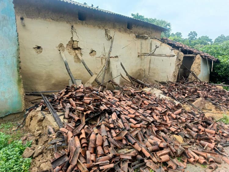 East Singhbhum News : बारिश से बेघर जिंदगी, तिरपाल ही आसरा