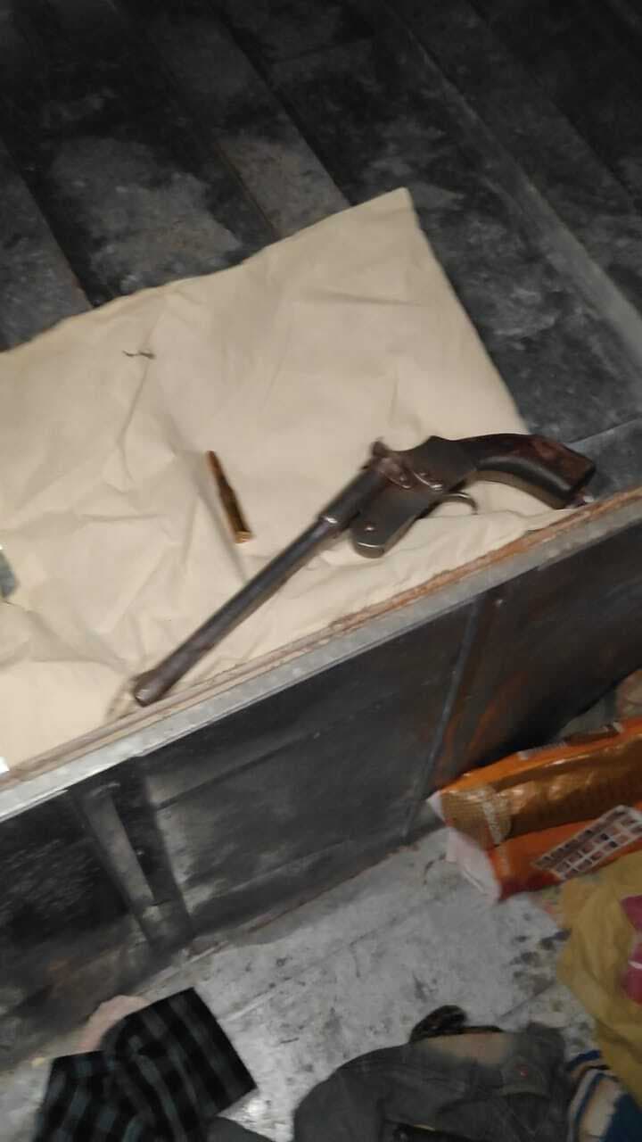 वारंटी के घर से पुलिस ने लोडेड कट्टा किया बरामद, आरोपित फरार