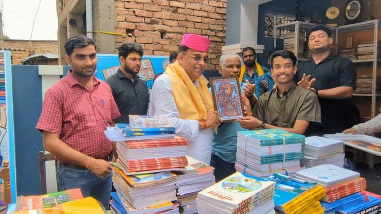 Samastipur News:आपका बुक बैंक को दान में मिला 15 सेट किताब