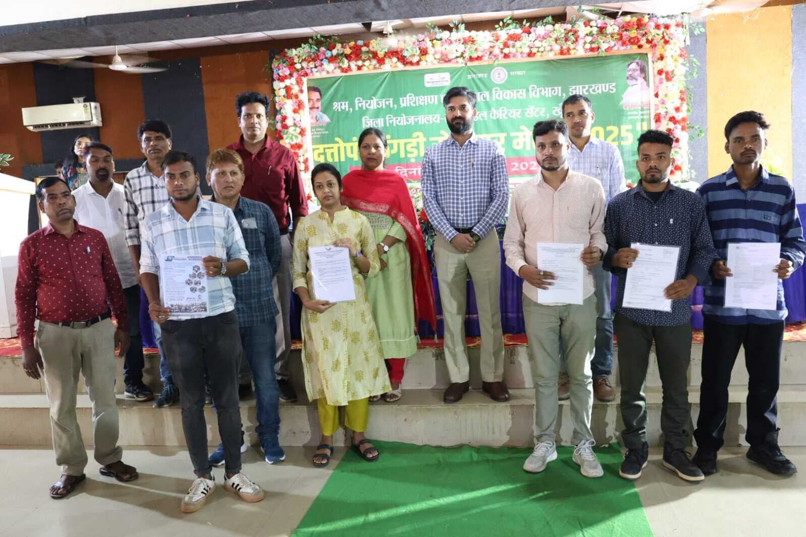 रोजगार मेला में दर्जनों युवाओं को मिली ऑन द स्पॉट नौकरी, सौंपा ऑफर लेटर