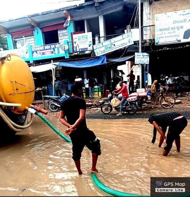 जल जमाव वाले क्षेत्र में नप ने करायी जलनिकासी