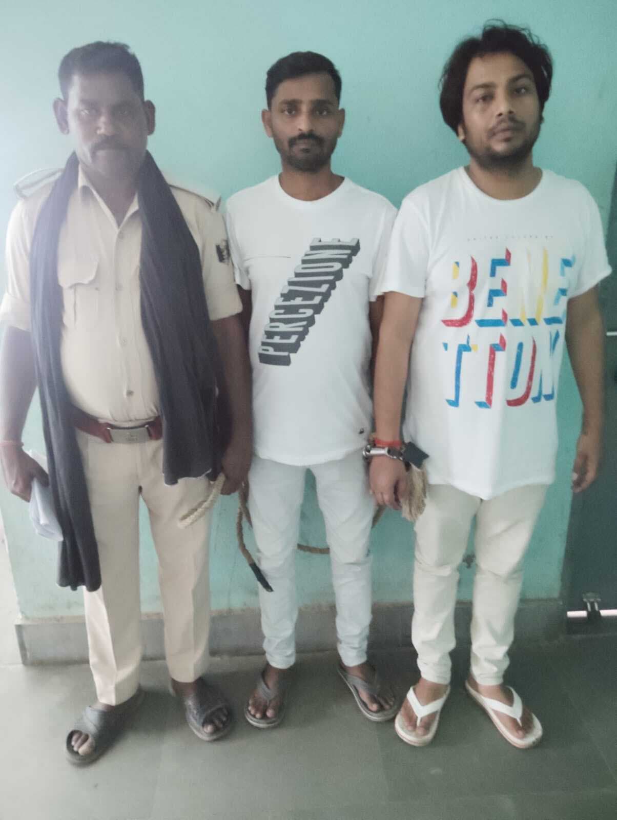 कार से 113 लीटर कोडीन युक्त कफ सिरप बरामद, दो तस्कर गिरफ्तार