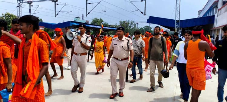 सावन में कांवरियों का ट्रेन पर कब्जा, आरपीएफ ने संभाली कमान