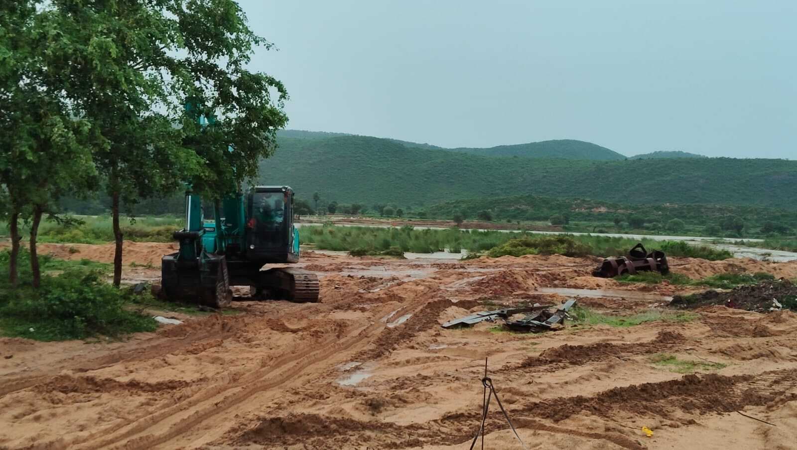 सकरी नदी में बाढ़ से टूटा गांवों का संपर्क