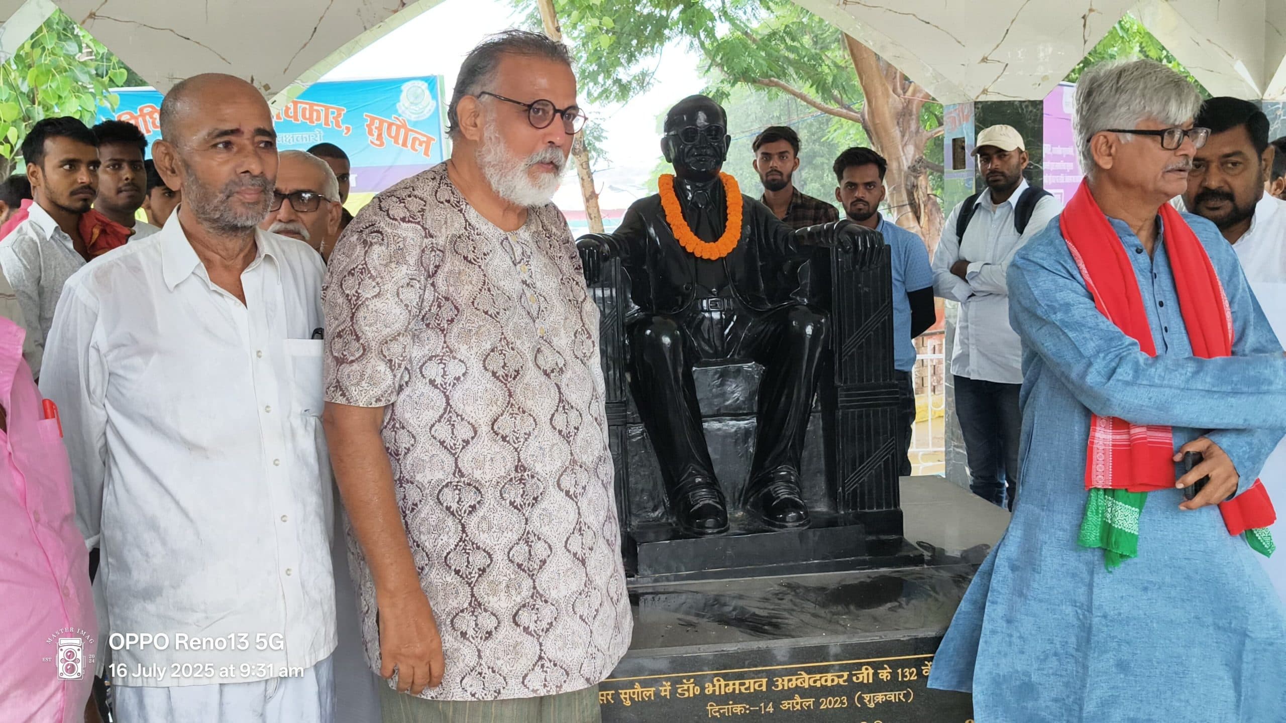 तुषार गांधी ने बांध प्रभावित गांवों का किया दौरा, स्वतंत्रता सेनानियों को अर्पित की श्रद्धांजलि