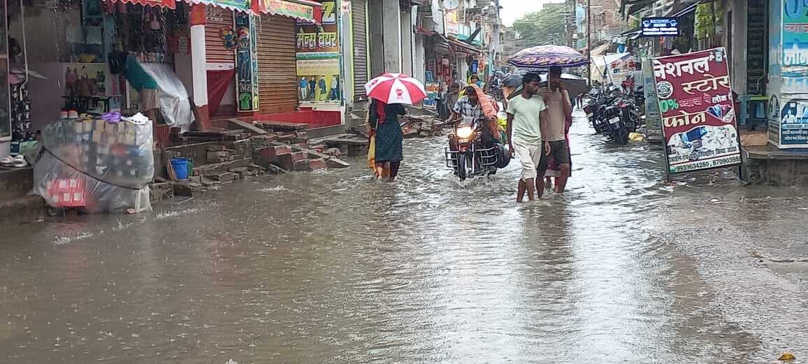बारिश से जलजमाव, सड़कों पर भरा पानी, जनजीवन अस्त-व्यस्त