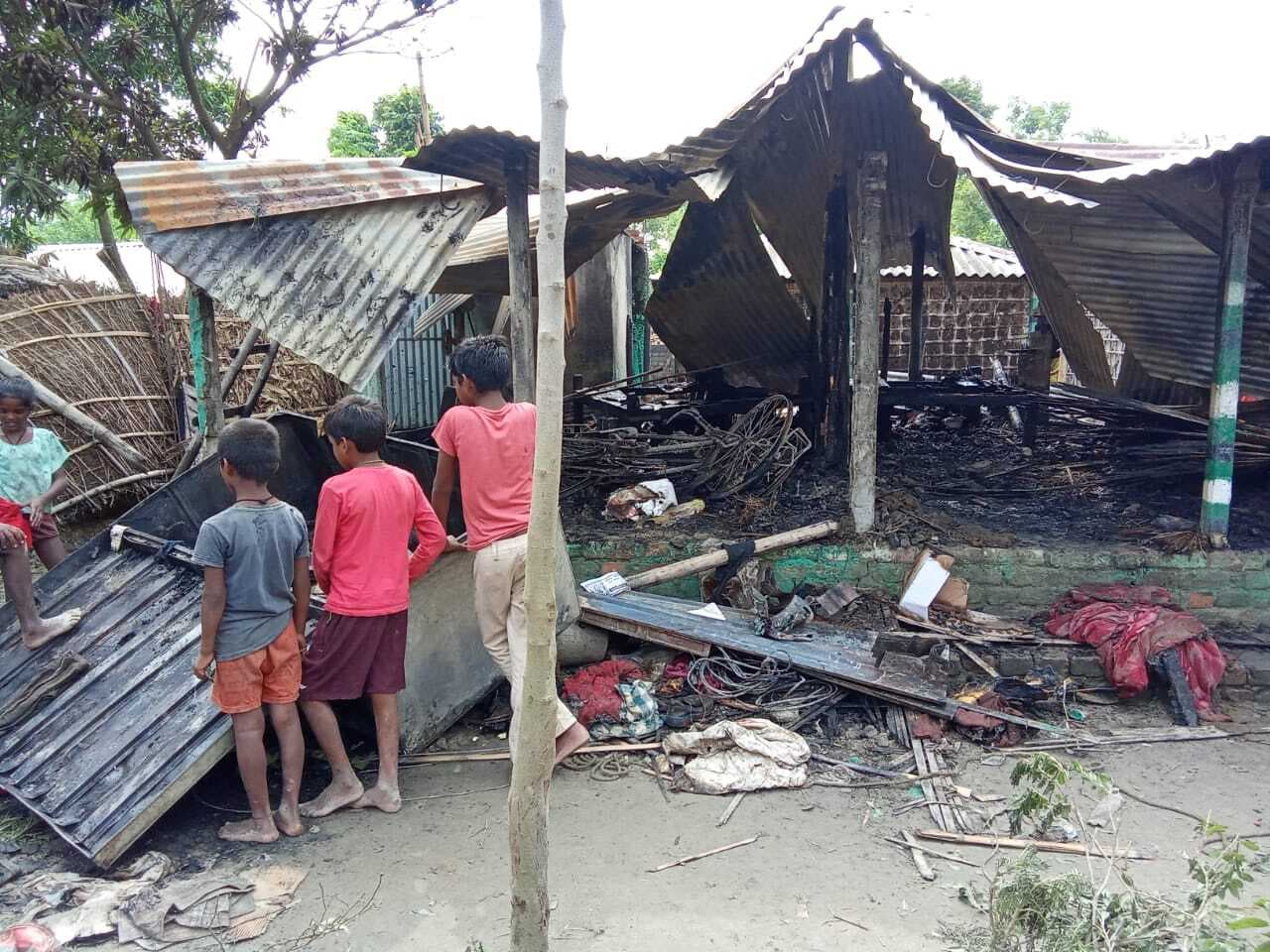 गैस सिलिंडर लीकेज से लगी आग, चार परिवार का आशियाना जलकर राख