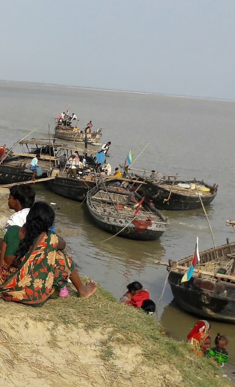 नदियों के उफान के बीच नाव परिचालन जोखिम भरा हो रहा साबित