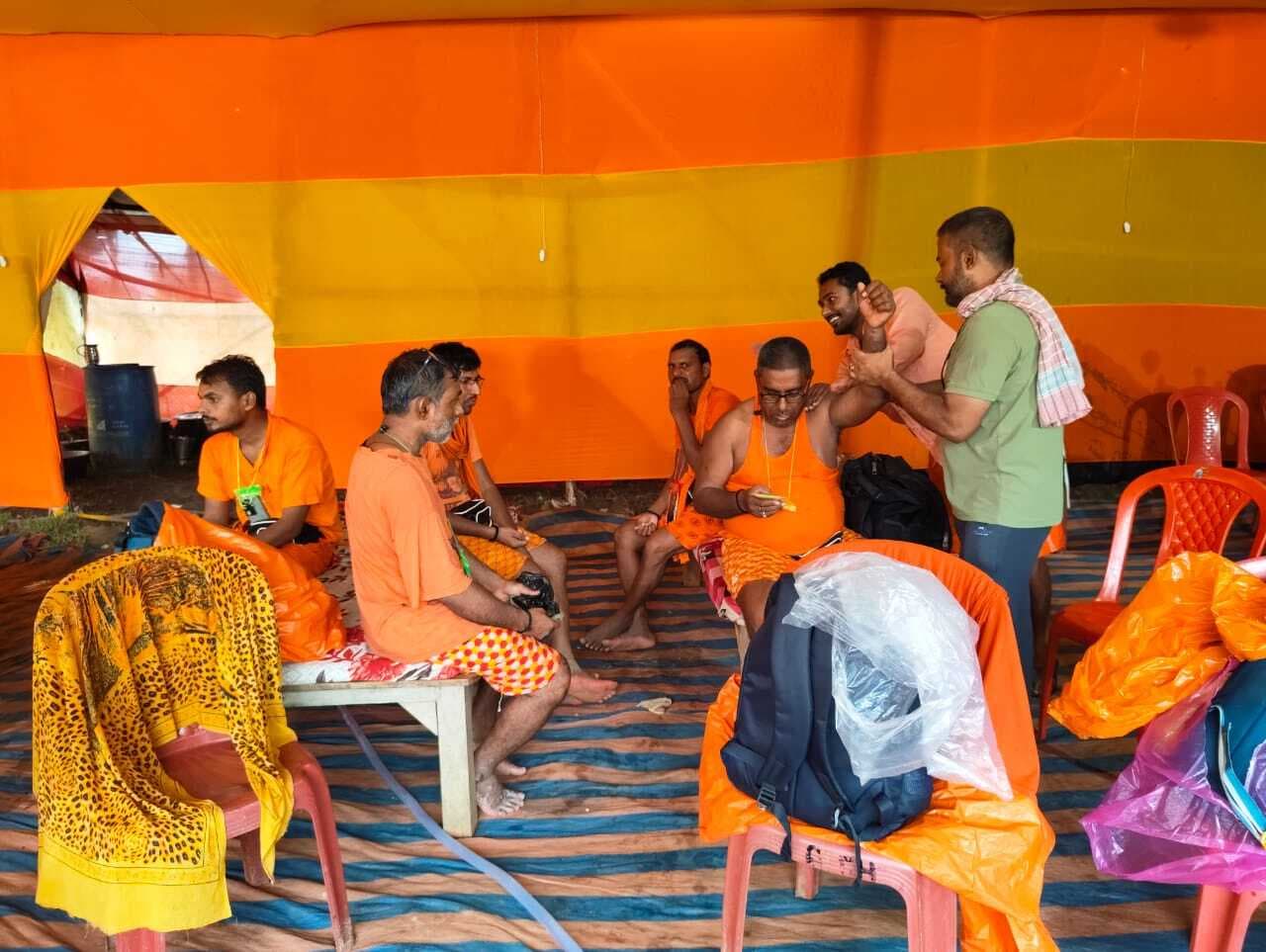 निशुल्क सेवा शिविर में स्वयंसेवक कर रहे कांवरियों की सेवा