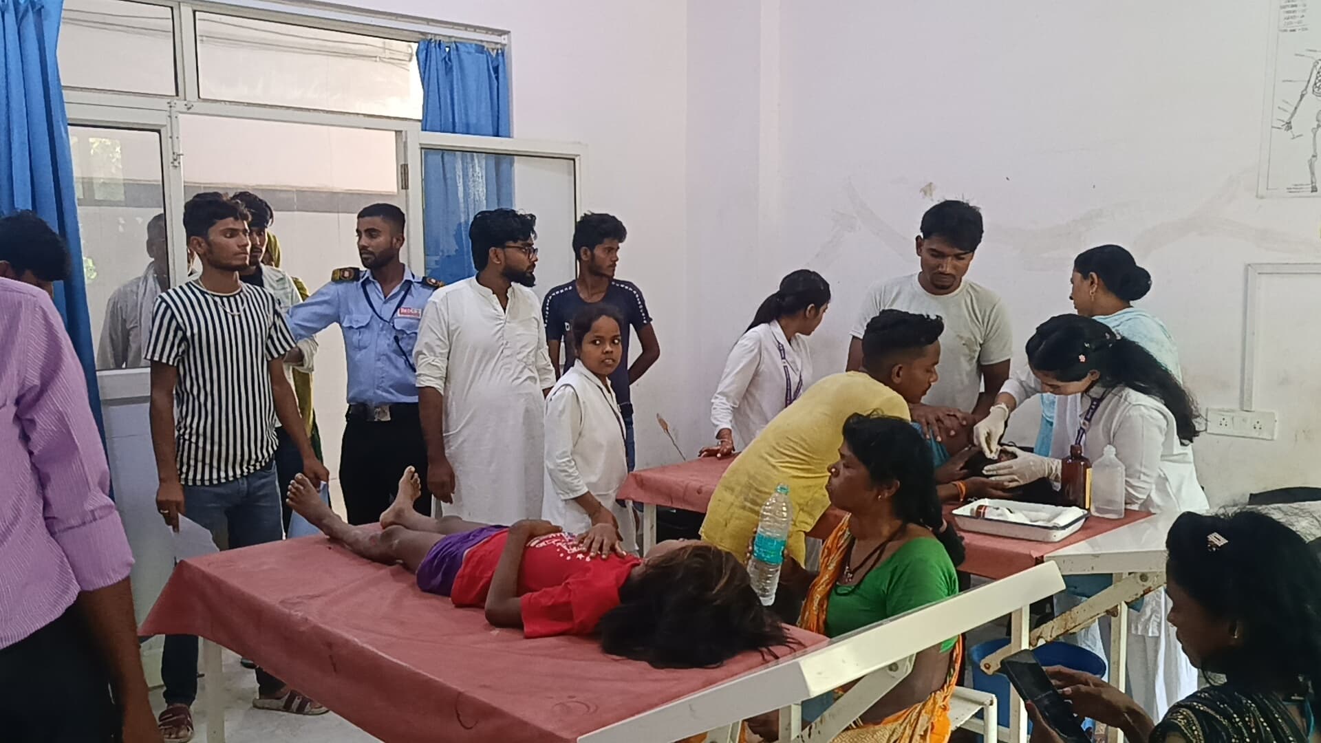 बाइक की चपेट में आने से दो बच्चियां घायल