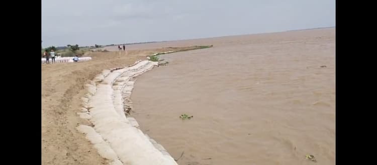 गंगा नदी के जल स्तर में वृद्धि से जिले के कई गांवों में कटाव जारी