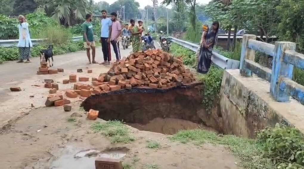 भारी बारिश से धनार्जय नदी का पुल हुआ क्षतिग्रस्त