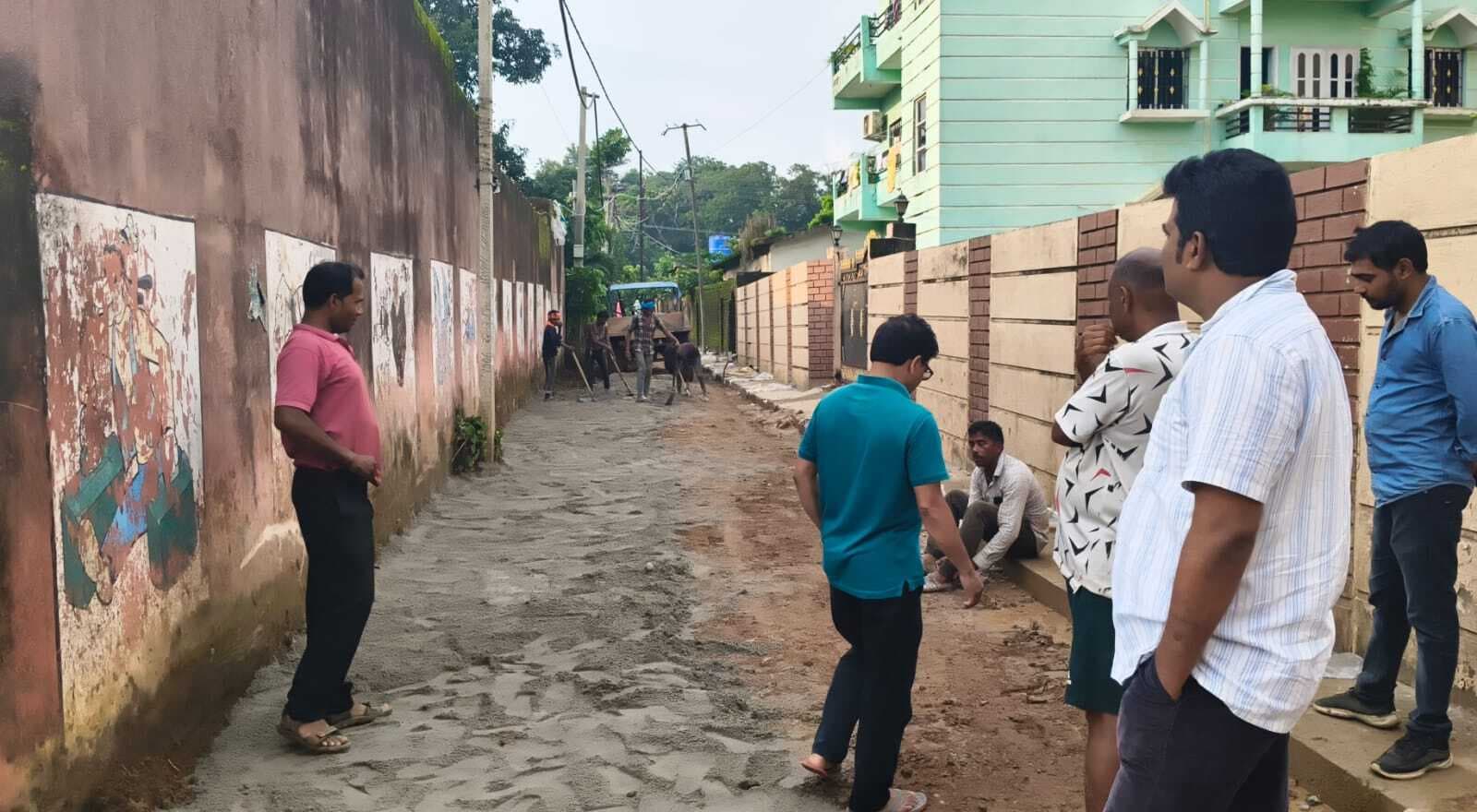 सड़क व नाली निर्माण कार्य रोका