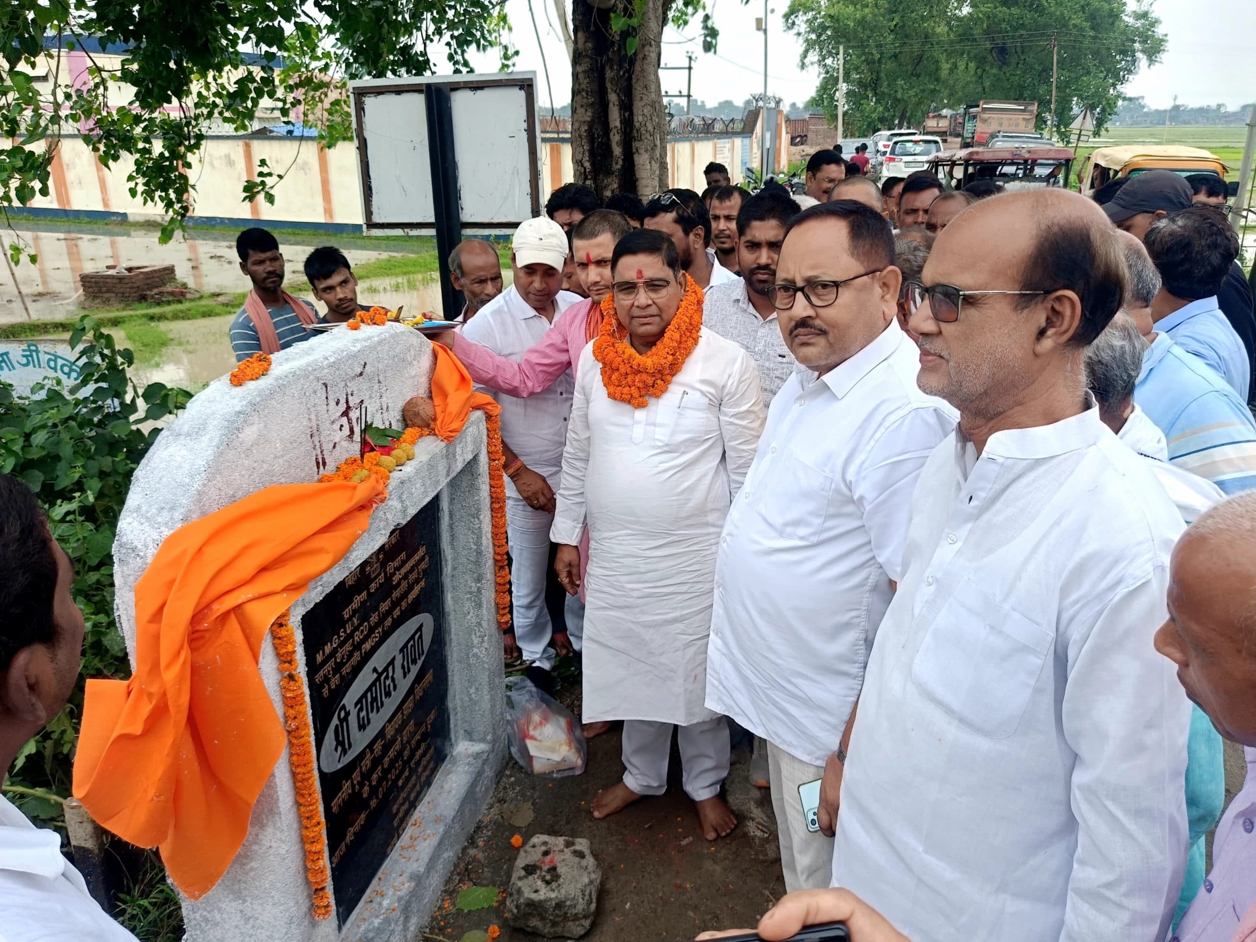 झाझा विधायक दामोदर रावत ने किया तीन सड़क योजनाओं का शिलान्यास