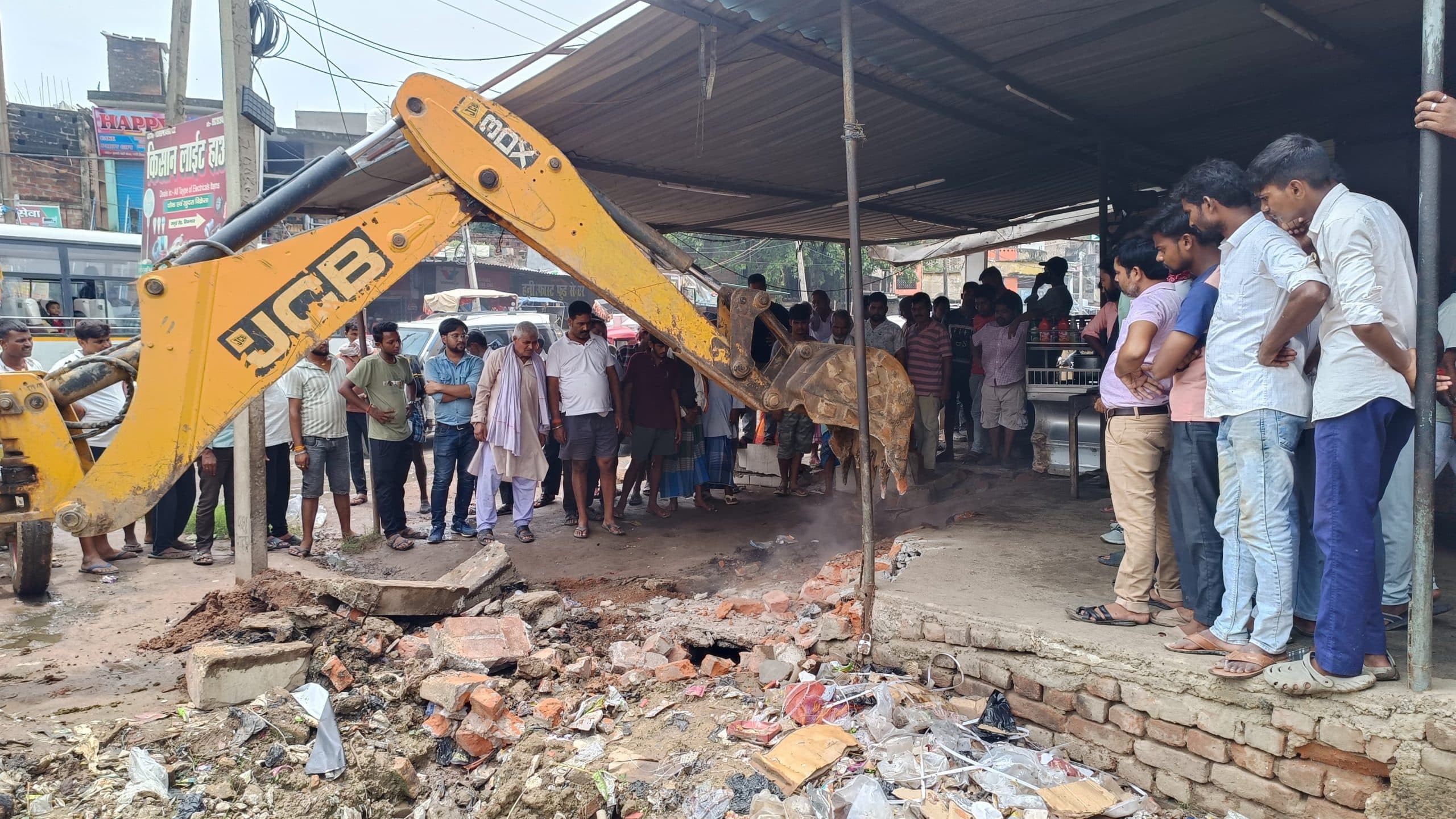 सिकंदरा में नाले की सफाई को लेकर अतिक्रमण पर चला बुलडोजर