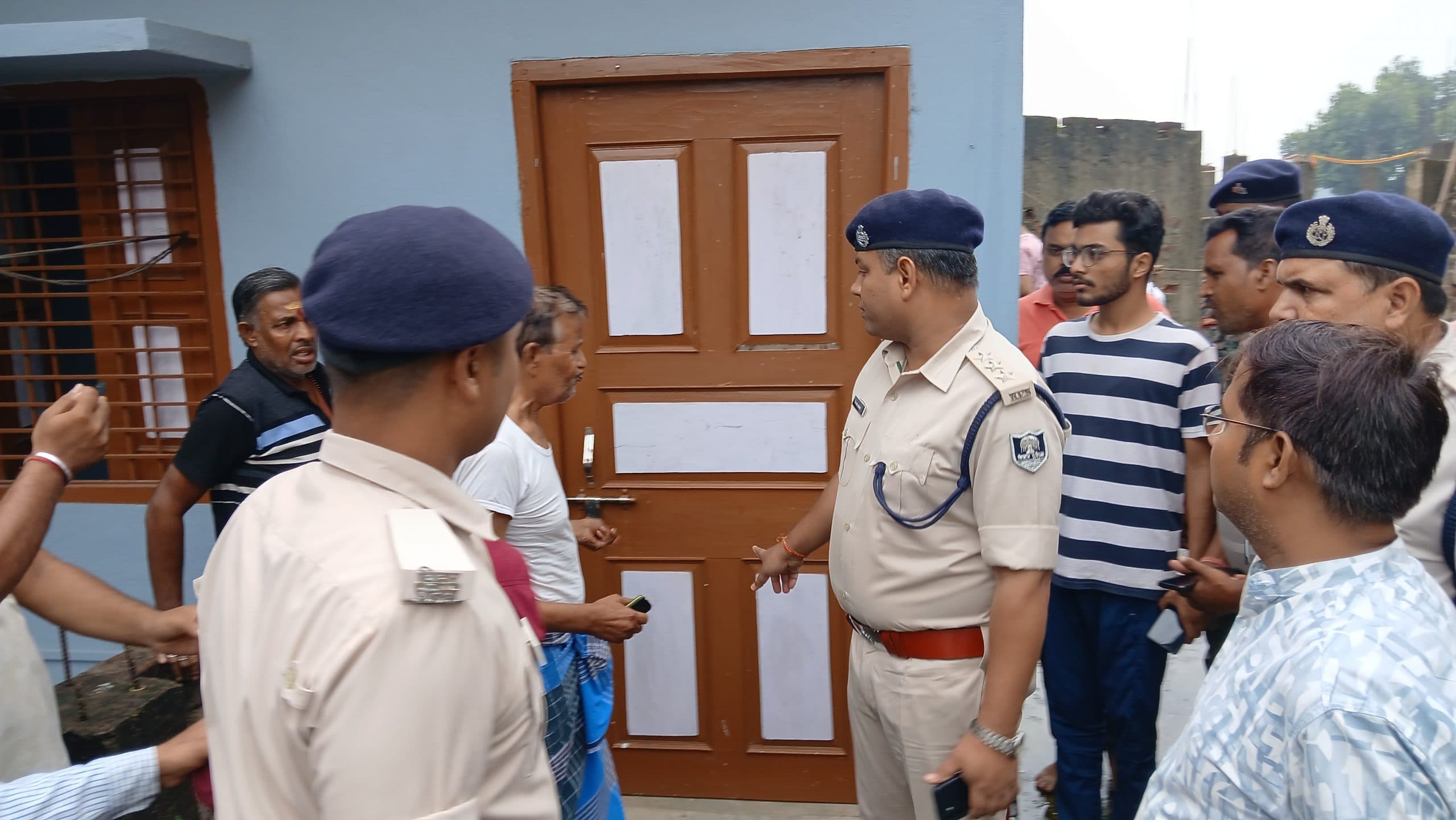 सेवानिवृत्त शिक्षक के घर से 15 लाख की लूट, नकाबपोश अपराधियों ने घटना को दिया अंजाम