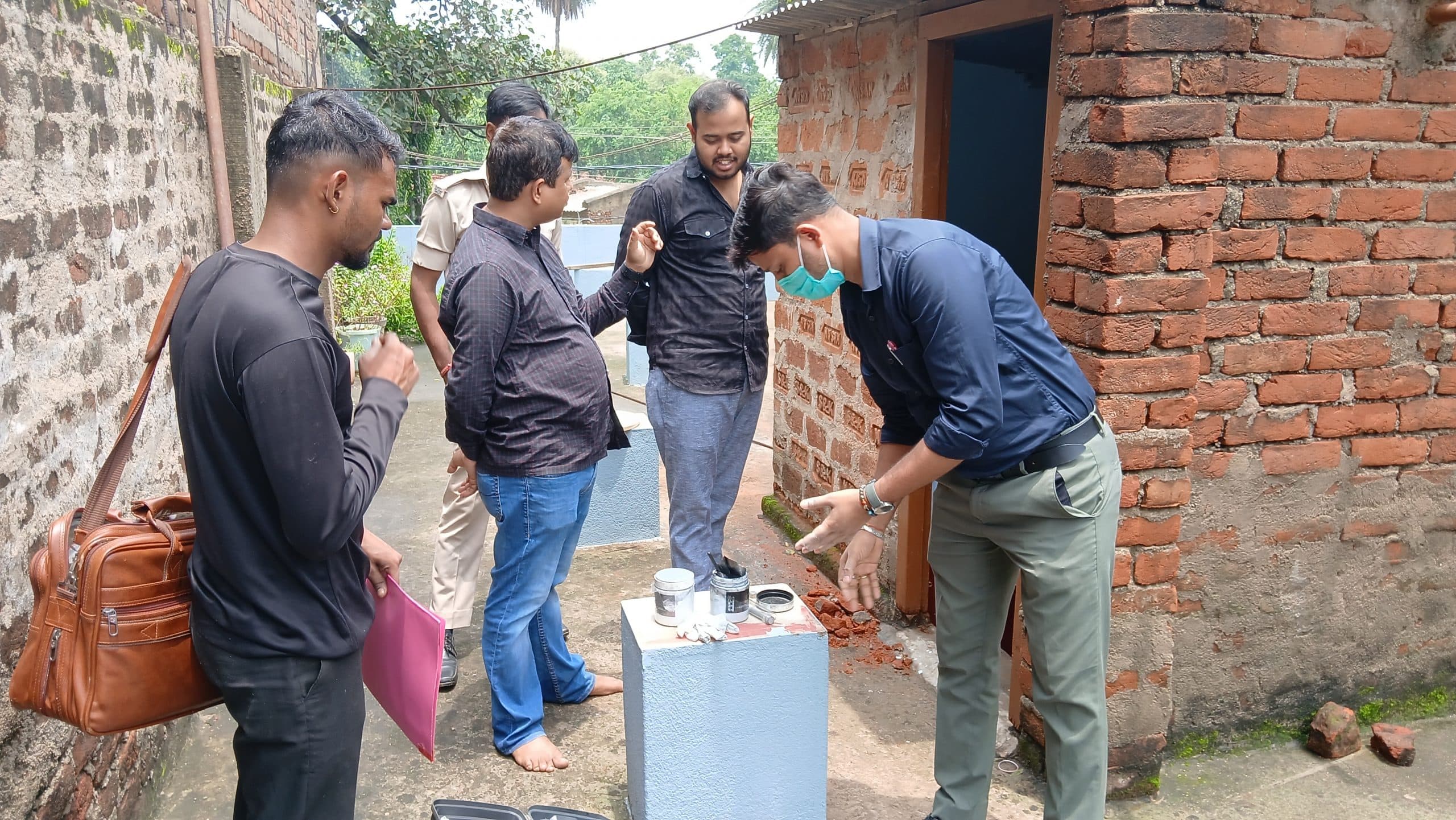 सेवानिवृत्त शिक्षक के घर लूटकांड की जांच में जुटी एफएसएल टीम, दरवाजे व गोदरेज से लिया सैंपल