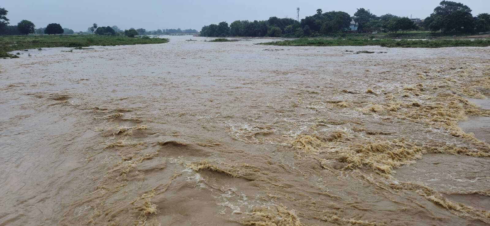 लगातार बारिश से उफनाई उलाय नदी, पांच साल बाद दिखा ऐसा रौद्र रूप