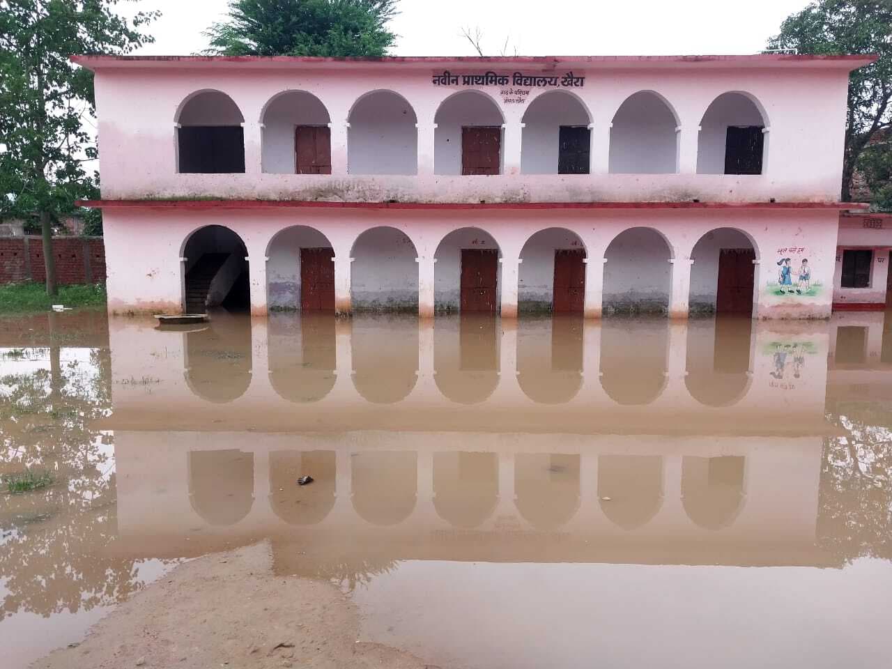 बारिश में डूब गया स्कूल, क्लासरूम में घुटनों तक भर आया पानी