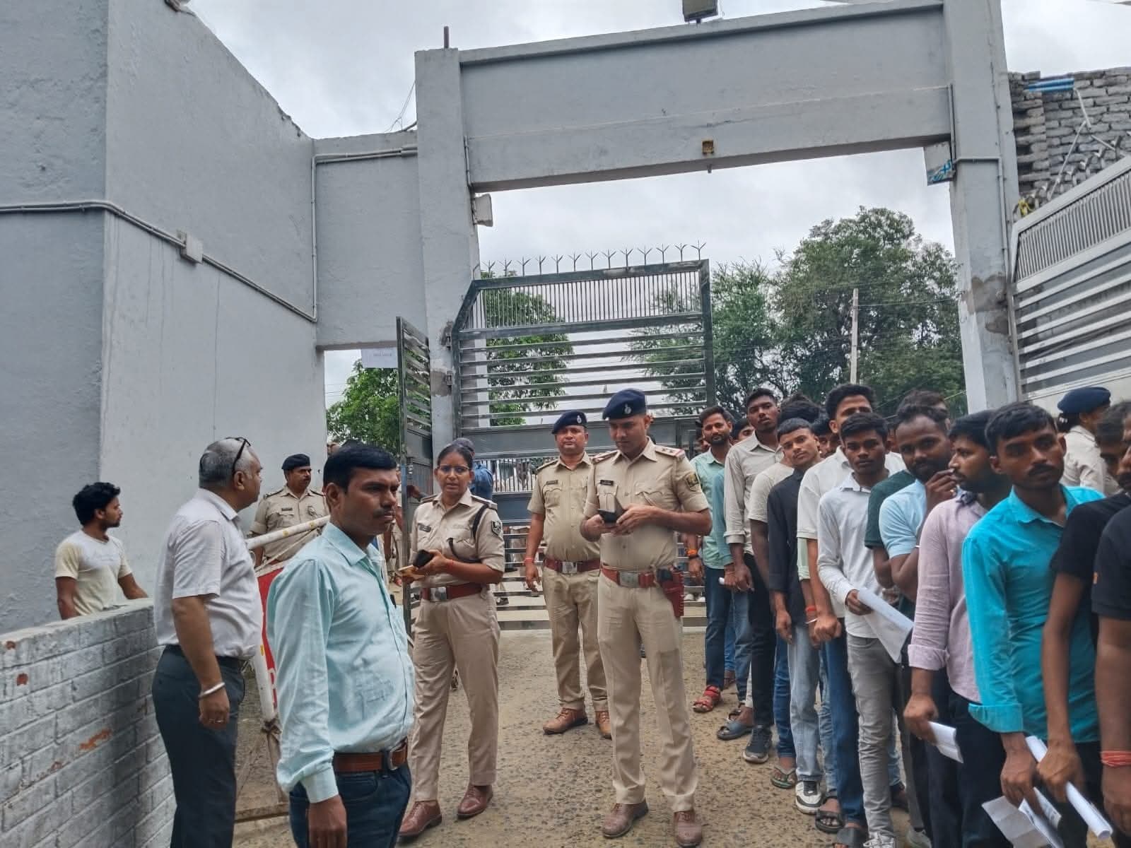 Madhubani News : 15 केंद्रों पर शांतिपूर्ण व कदाचारमुक्त हुई सिपाही भर्ती परीक्षा