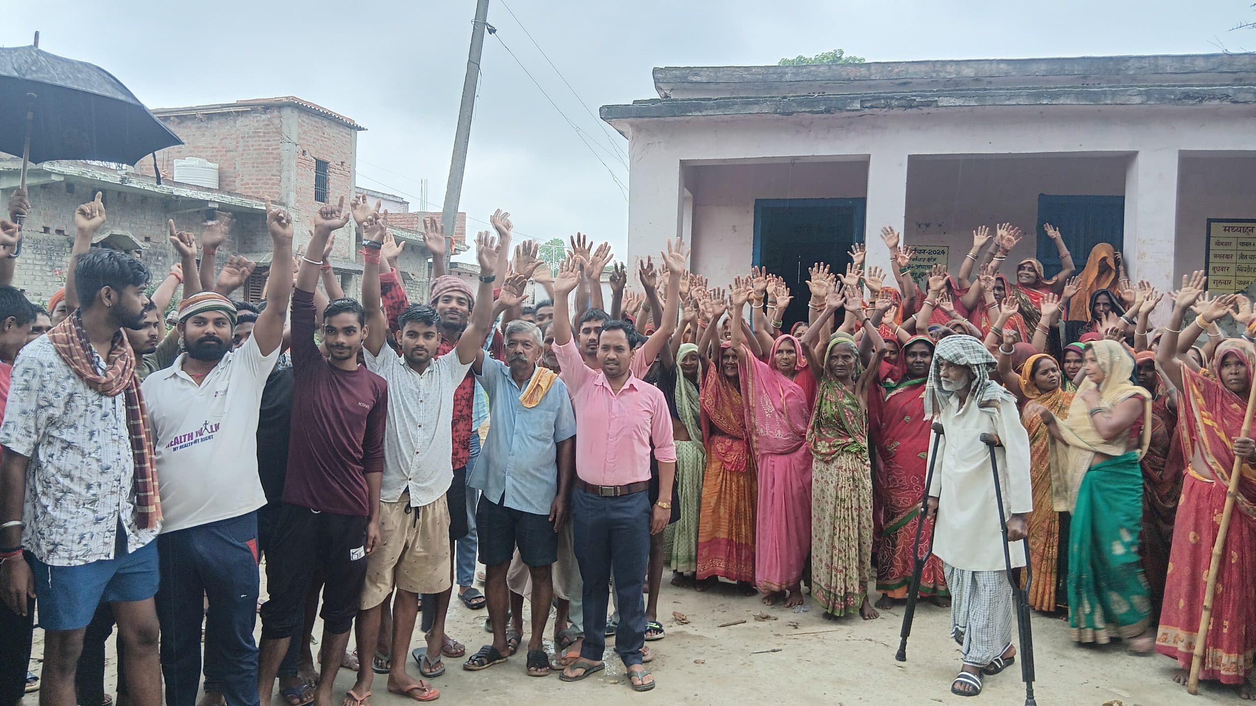 Madhubani News : बूथ स्थानांतरित किये जाने पर ग्रामीण करेंगे वोट का बहिष्कार