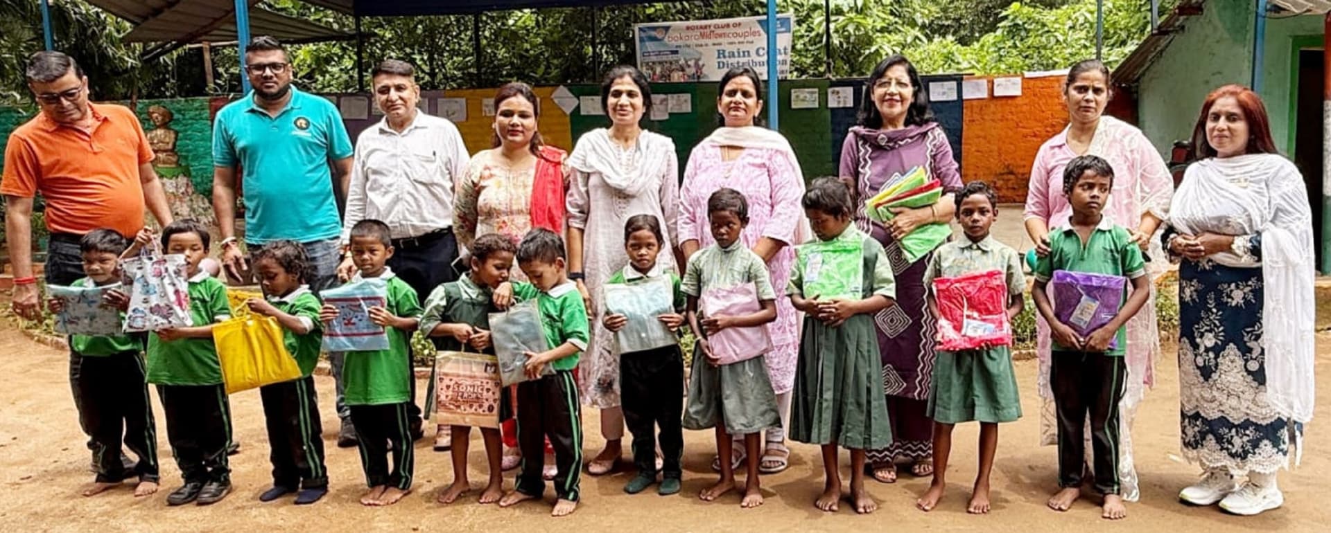 Bokaro News : बोकारो मिडटाउन कपल्स रोटरी क्लब ने विद्यालय में बांटे रेनकोट