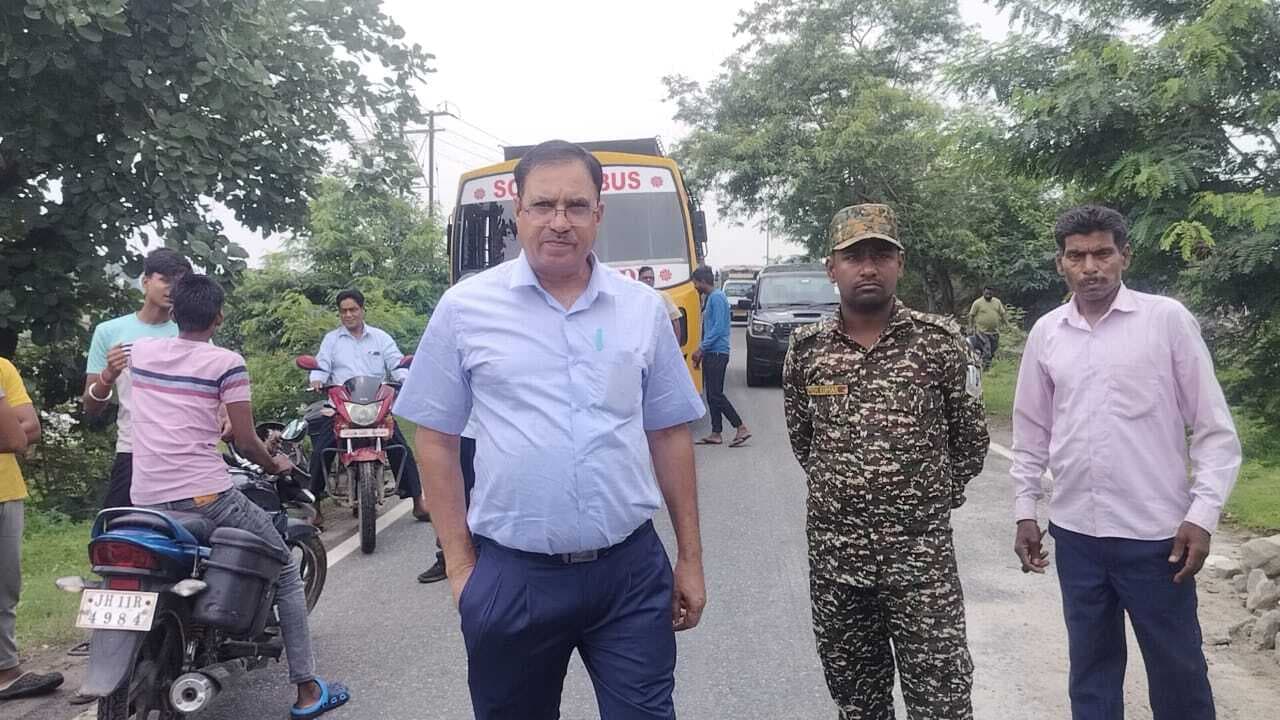 Giridih News :भारी बारिश से भू-धंसान, बनियाडीह कबरीबाद माइंस मार्ग में आयी दरार