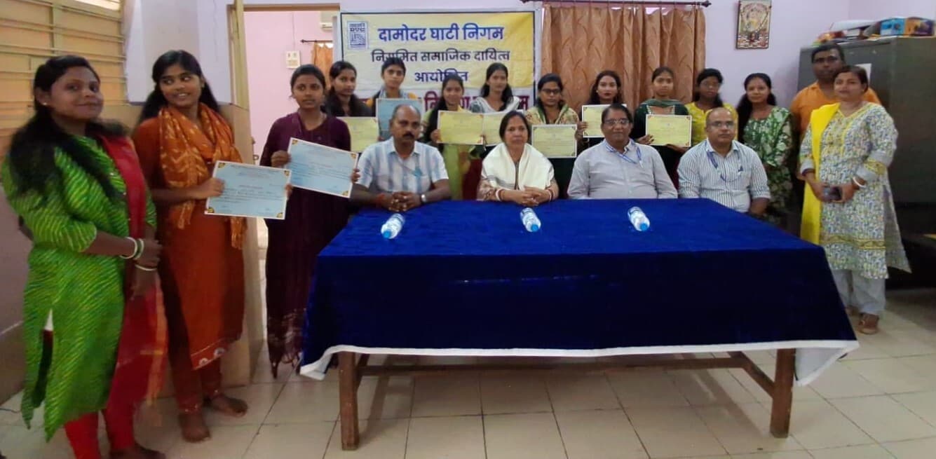 Bokaro News : प्रशिक्षित युवतियों और महिलाओं को दिया प्रमाणपत्र