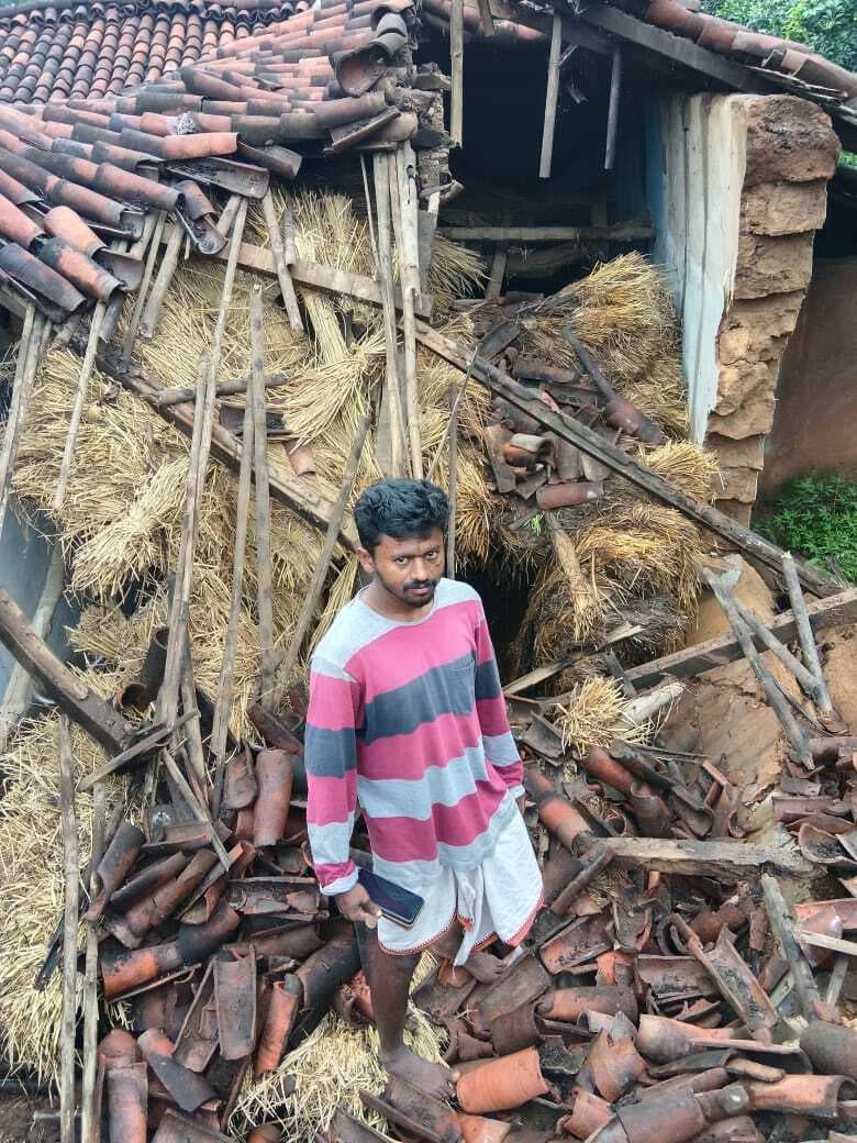 लगातार हो रही बारिश से घर ध्वस्त