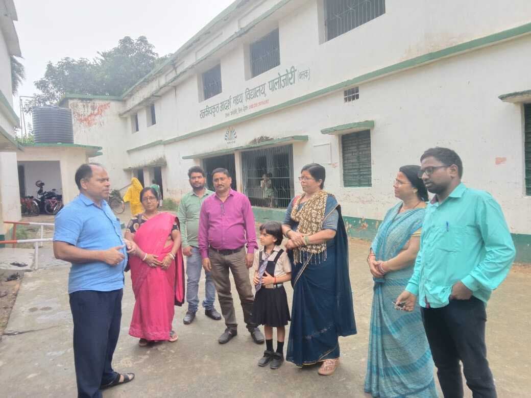 स्कूल में गंदगी मिलने पर बीइइओ ने जतायी नाराजगी, स्टॉफ को साफ-सफाई के दिये निर्देश