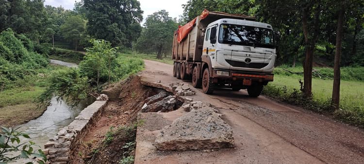 Chaibasa News : ओवरलोड भारी वाहनों से सड़क जर्जर, आक्रोश